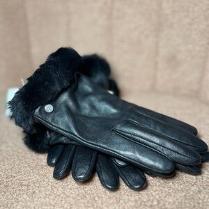 NWT UGG Black short Leather Gloves with Fur Cuff